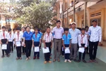 Xúc động với chương trình “Áo trắng đến trường, tặng em ngày Tết”