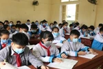 Trời nắng nóng mà ngồi học cả ngày học sinh sẽ vô cùng mệt mỏi (Ảnh minh họa: Báo Tài nguyên và Môi trường)
