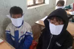 Đưa hình ảnh khẩu trang giấy lên mạng, hiệu trưởng và nhân viên bị phê bình