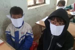 Học sinh Kỳ Sơn làm khẩu trang giấy chỉ để đeo cho vui thôi