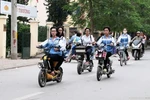 “Có khùng không mà thu dồn một cục?”