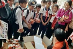 Khuyến khích học trò gắng học, chăm ngoan bằng phần thưởng mì tôm