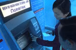 "Ngã ngửa" vì đưa thẻ ATM cho người thân đi rút tiền 