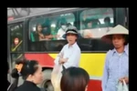 Clip: Choáng váng với màn bán "bánh mì chửi" ghê tởm nhất trên đời