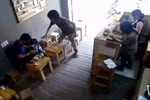 Clip: Lao vào cướp iPad trong quán cà phê giữa ban ngày