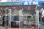 Thẻ ATM bị trừ tiền oan, khách mòn mỏi chờ Agribank giải quyết