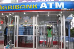 Thẻ ATM bị trừ tiền oan, khách mòn mỏi chờ Agribank giải quyết