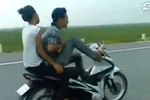 Clip: "Quái xế" đùa giỡn với tử thần trên quốc lộ