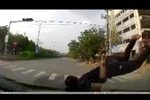 Video: Nam thanh niên bị ôtô húc văng lên trên nắp ca pô