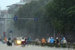Cơn mưa chiều giải tỏa ‘cơn khát’ cho người dân Hà Nội