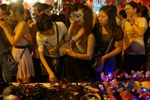 Biển người đổ về các tuyến phố cổ ở Hà Nội để...chụp ảnh
