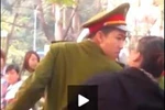 Video: Người mặc sắc phục công an đẩy phụ nữ ngã sấp mặt xuống đường