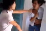 Video: Nữ sinh đánh bạn bắt quỳ, lột áo trong nhà vệ sinh