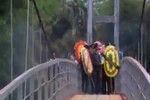 Video: Cầu treo đứt cáp khiến gần 50 người thương vong ở Lai Châu