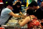 Clip: "Sốc" với kiểu ăn buffet 'vồ' có 1-0-2 tại nhà hàng ở Sài Gòn