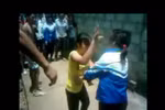 Clip: Hai nữ sinh đánh nhau hung hăng như trong trận đấu quyền anh