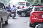HN: Đường Hoàng Đạo Thúy tắc ‘kinh niên’ vì ô tô cắm ngang, xiên dọc