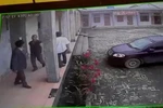 Côn đồ tiếp tục xông vào nhà máy, túm cổ giám đốc, đánh cả công an