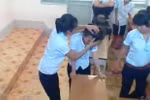 Đình chỉ học một năm đối với nữ sinh vô cảm đánh bạn