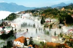 Vẻ đẹp mê hồn của thị trấn trong sương Sapa (Lào Cai)