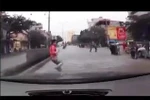 Video: Liều mình băng quả rào phân cách, nam thanh niên gặp nạn