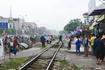 Hà Nội: Nữ bác sĩ cố băng qua đường ray bị tàu hỏa cán chết