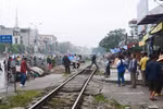 Hà Nội: Nữ bác sĩ cố băng qua đường ray bị tàu hỏa cán chết