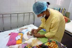 Bé 3 tháng tuổi bị hoại tử lưng vì bôi kem đánh răng chữa bỏng