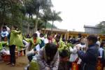Xúc động cảnh HS nghèo Vinh Tiền nhận quà Tết