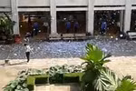 Video: Hàng trăm học sinh xé đề cương tốt nghiệp trắng sân trường