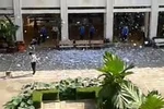 Video: Hàng trăm học sinh xé đề cương tốt nghiệp trắng sân trường