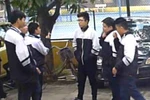 Học sinh phì phèo thuốc lá, hiệu trưởng cho vào đội xung kích