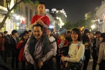 Xem "biển người" Hà Nội xuống đường đón năm mới 2015