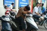 Chùm ảnh: Phụ huynh ngủ gục chờ con thi Đại học