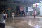 Tin nóng: Phản đối cho trẻ "ăn bẩn", bảo mẫu đồng loạt nghỉ việc 