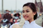 Vẻ đẹp của nữ sinh ĐH Hòa Bình làm "lu mờ" cây cầu trăm tuổi