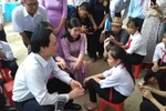 Bộ trưởng Phùng Xuân Nhạ đi khai giảng tại rốn lũ Tân Hóa