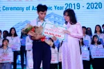 Hai anh em song sinh được nhận học bổng vì thi quốc gia đạt điểm cao