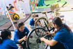 Xúc động hình ảnh cô giáo mầm non sửa xe tặng học sinh nghèo đến trường