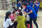 Thầy giáo cùng học sinh đội nắng phát cơm cho thí sinh đi thi quốc gia