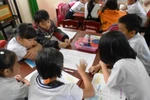 Học sinh học VNEN phải dùng sách photo, phụ huynh bức xúc