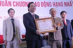 Đại học tư thục đầu tiên của miền trung đón nhận huân chương lao động hạng nhất