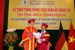 Trao danh hiệu “Giáo sư danh dự” cho một người Đức vì sự cống hiến đặc biệt