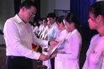 Trao học bổng cho học sinh nghèo vượt khó, học giỏi 
