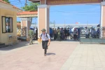 Chùm ảnh: 6.400 học sinh ở Quảng Bình “đội nắng” đi thi lại môn Văn
