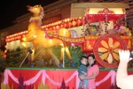 Người Sài Gòn nô nức đi Hội đèn hoa xuân đầu năm
