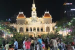 Thời khắc hàng vạn người hân hoan chào đón năm mới tại TP Hồ Chí Minh