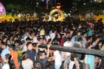 "Biển người" trong ngày khai mạc đường hoa Nguyễn Huệ 