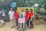 Cô giáo Bùi Thị Hồng luôn chia sẻ khó khăn với những mảnh đời bất hạnh