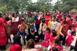 Trường Tiểu học Đông Hải 2 tổ chức cho học sinh gói bánh chưng dịp Tết